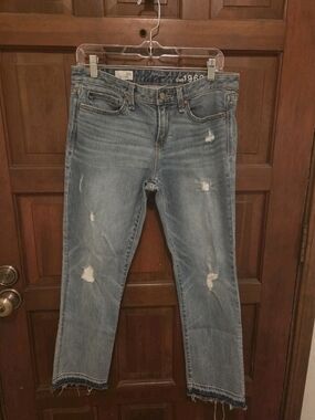 Gap women's "1969" slim-straight jeans in a medium wash